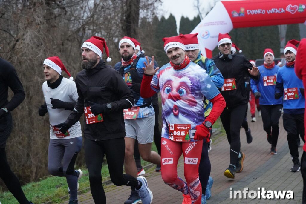 Uczestnicy biegu Dobro Wraca podczas startu w Suszu, uchwyceni na zdjęciu rozpoczynającym charytatywną trasę do Kisielic.