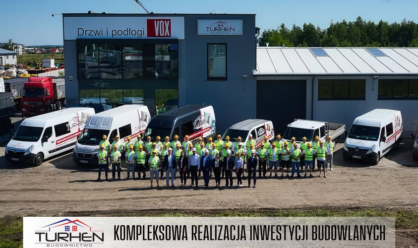 Doświadczona kadra Turhen Budownictwo oraz nowoczesny sprzęt budowlany podczas realizacji inwestycji przemysłowej.