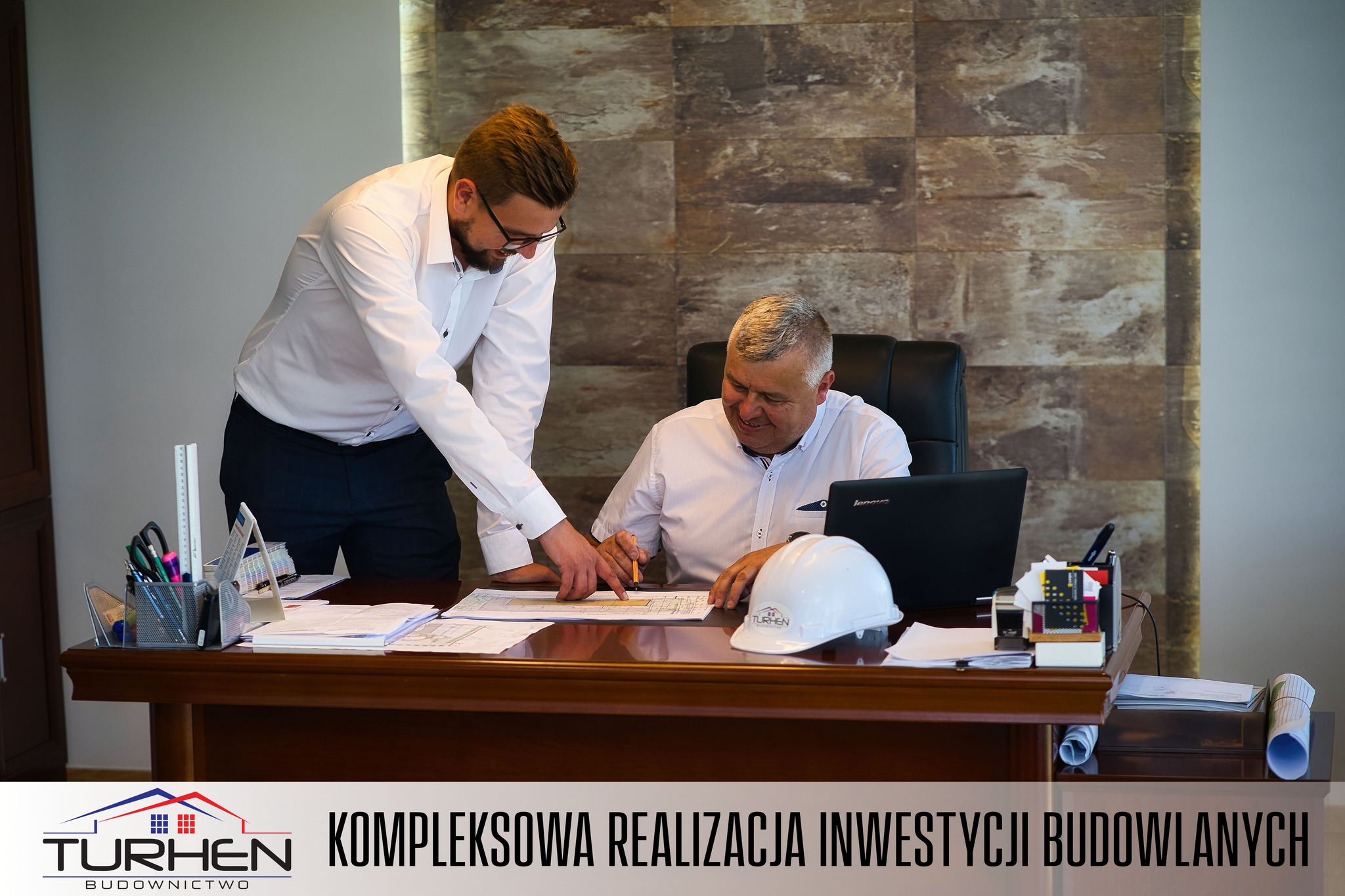 Rodzinny charakter Turhen – Henryk Siergiej rozmawia z Pawłem Siergiejem, pokazując międzypokoleniową współpracę w firmie.