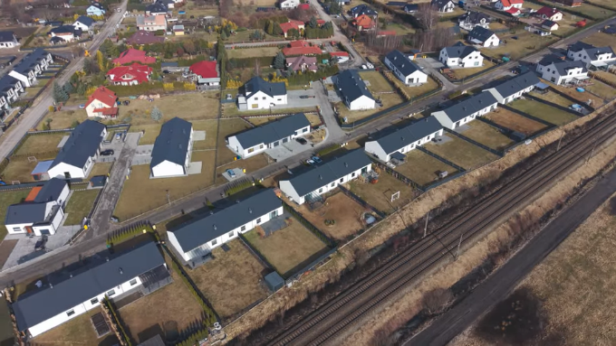 Osiedle Brylantowa z lotu ptaka w Nowej Wsi, pokazujące układ domów oraz infrastrukturę wykonaną w ramach inwestycji z lat 2020–2025.