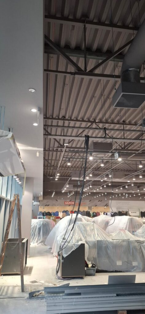 Prace Turhen przy rozbudowie lokalu w Vendo Park Kostrzyn, obejmujące łączenie dwóch przestrzeni handlowych i przygotowanie pod fit-out.