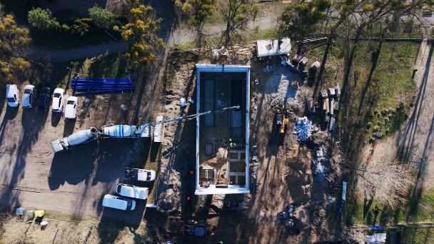 Stacja Uzdatniania Wody w Kisielicach – wideo pokazuje postęp prac Turhen Budownictwo, rosnące mury oraz realizację inwestycji w centrum miasta.