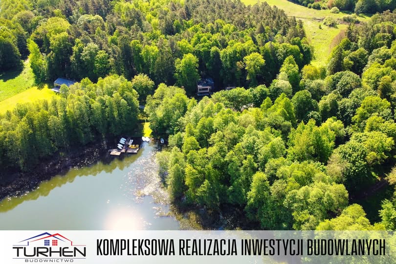 Turhen Budownictwo – widok z lotu ptaka na Ośrodek Kaletka otoczony lasem i jeziorem