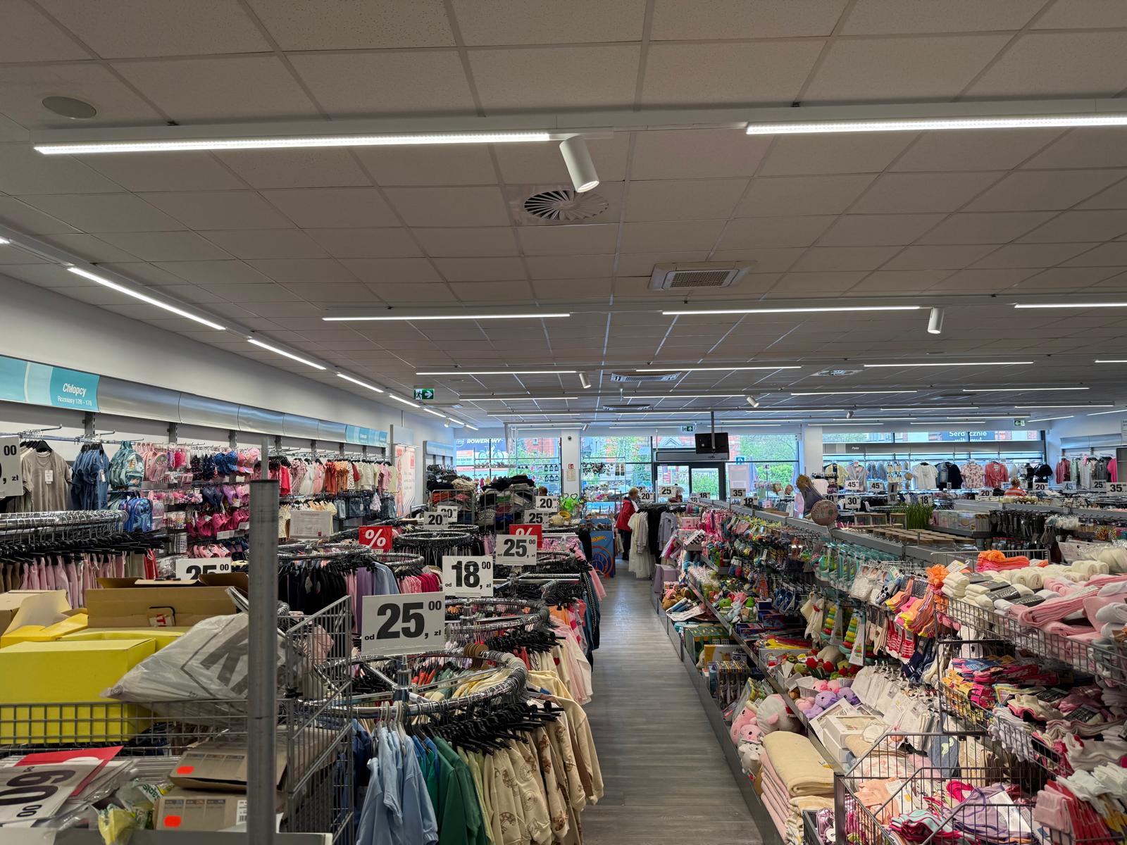 Fit-out w Krotoszynie – elewacja parku handlowego z lokalem KIK po realizacji Turhen Budownictwo