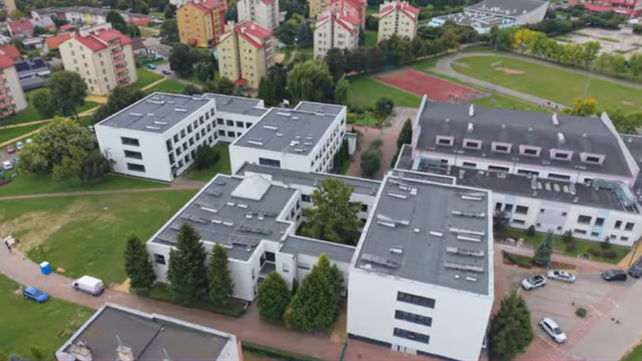 Realizacja TURHEN w Kwidzynie - nagranie z lotu ptaka szkoły przy ul. Mickiewicza 56b po ociepleniu budynku i dachu